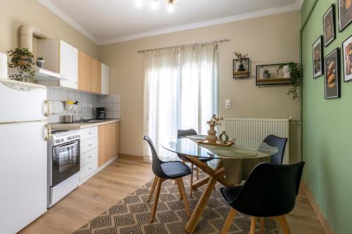 - une cuisine et une salle à manger avec une table et des chaises dans l'établissement Korte Apartment 2, à Árta