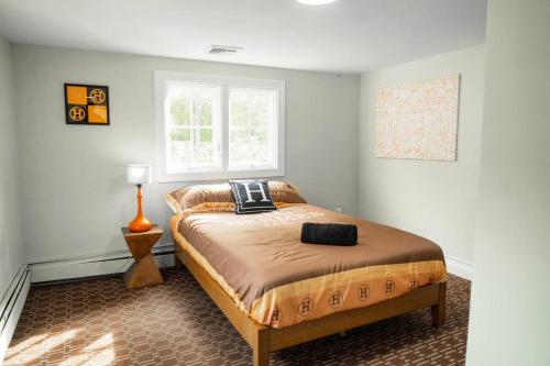 sypialnia z łóżkiem i oknem w obiekcie Casa Hermes in Hamptons w mieście Westhampton Beach