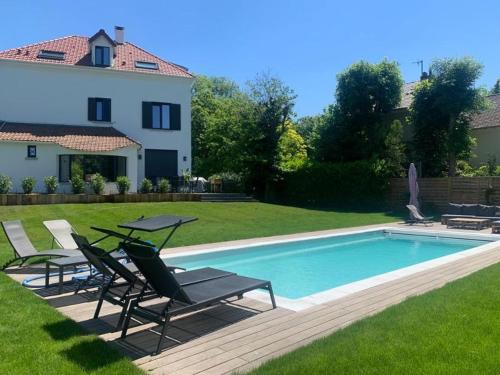 Villa familiale avec piscine proche Versailles et Paris