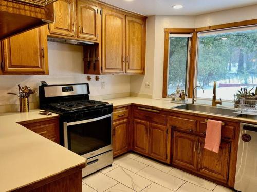 Η κουζίνα ή μικρή κουζίνα στο Serene and Magical Cabin w/Barrel Sauna and Fireplace