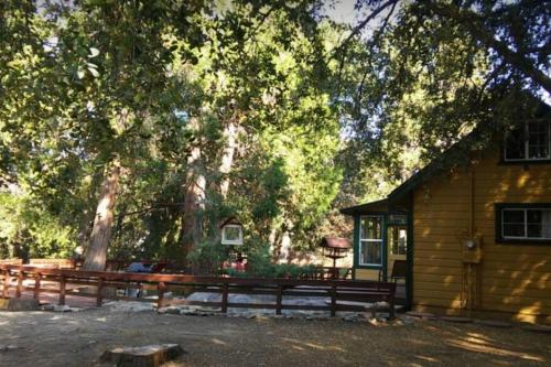 Φωτογραφία από το άλμπουμ του Serene and Magical Cabin w/Barrel Sauna and Fireplace σε Pine Cove