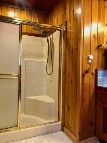 Ένα μπάνιο στο Serene and Magical Cabin w/Barrel Sauna and Fireplace