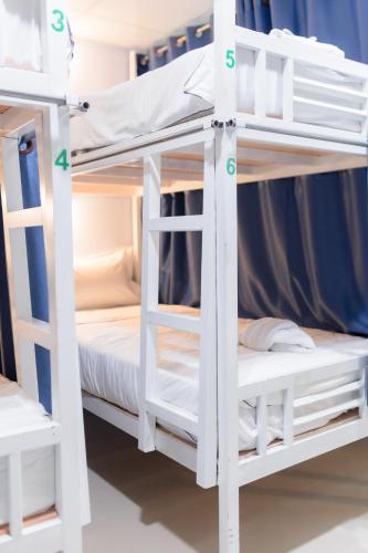 Palanda nebo palandy na pokoji v ubytování Nacha Hostel, Koh Phi Phi, Krabi. THAILAND