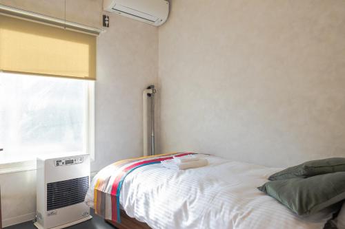 Una cama o camas en una habitación de Niseko Powder Chalet