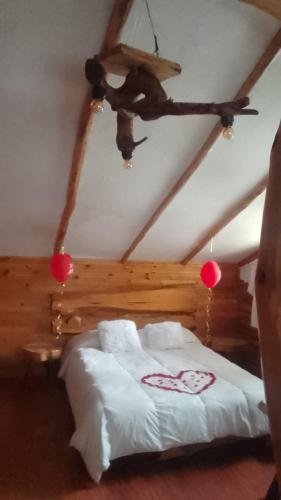 1 dormitorio con cama y techo en Cabaña en la Calera el refugio campestre, en La Calera