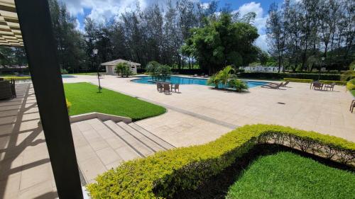 vista sulla piscina con cortile di New 3 bedroom Home in Managua a Managua