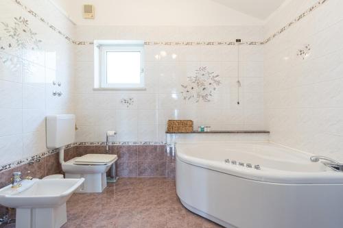 O baie la Villa Piano with Stunning View, heated outdoor pool & gaming room