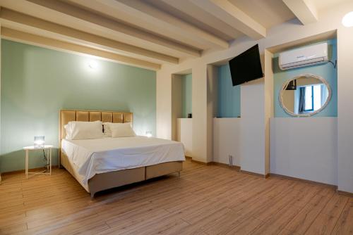 1 dormitorio con 1 cama grande y espejo en Casa Romana, en Bucarest