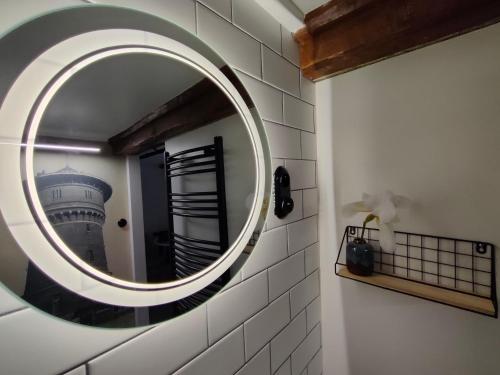 グニェズノにあるWieża Gniezno Apartament WIEŻAの鏡