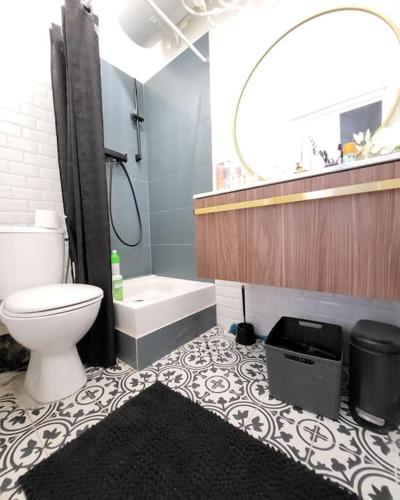 une salle de bain avec toilettes, baignoire et lavabo dans l'établissement Corte tres beau T2 neuf hyper centre 4 personnes calme et lumineux wifi lave linge, à Corte