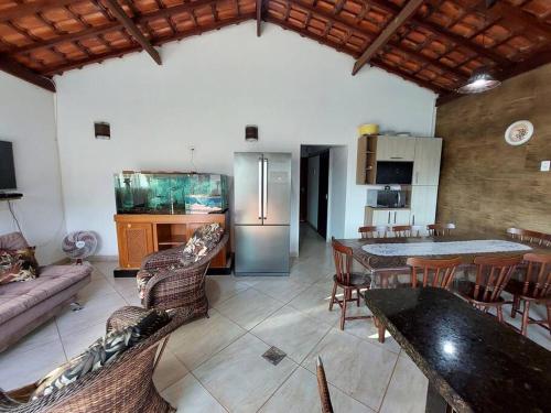 ein Wohnzimmer mit einem Tisch und einem Aquarium in der Unterkunft Casa de Hóspede Canto do Canto in Itapetininga