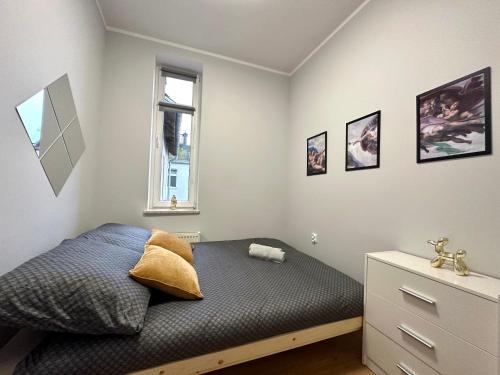um quarto com uma cama, uma cómoda e uma janela em MMRent Heaven Room em Gdańsk