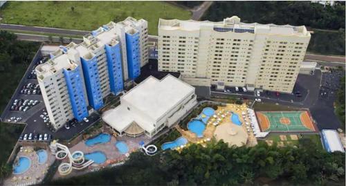 an aerial view of a resort with a pool and buildings at Flat - Condomínio Golden Dolphin Express in Caldas Novas