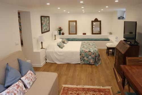 une chambre d'hôtel avec un lit et une télévision dans l'établissement casa de sintra, à Sintra