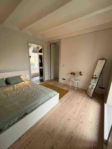 ein Schlafzimmer mit einem großen Bett und Holzboden in der Unterkunft Luxury City Penthouse Apartment in Wien