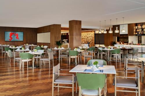 a dining room with tables and chairs in a restaurant at Sheraton Xuzhou in Xuzhou