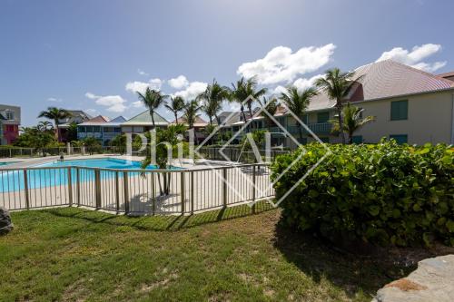Blick auf den Pool in den Villen im Botschaftsreifen-Resort in der Unterkunft Beautiful Duplex of 160 m2 and 4 bed-rooms on Orient Beach in Saint Martin