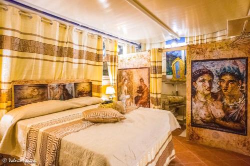 1 Schlafzimmer mit 2 Betten und Gemälden an den Wänden in der Unterkunft HomArt roof roman king in Borghesiana 