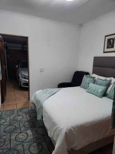 een slaapkamer met een bed en een auto in een kamer bij Squirrels Guest House in Johannesburg