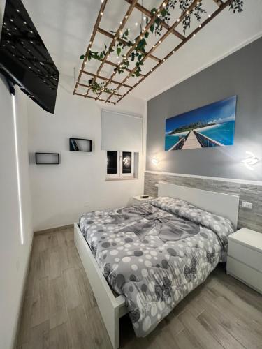 una camera con un grande letto di Villa Latino a Vieste