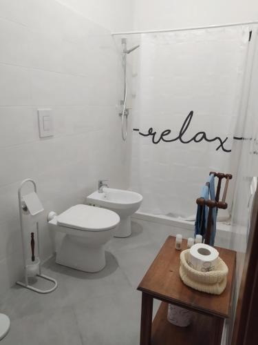 uma casa de banho branca com um WC e um lavatório em Locanda di Posta em Camarda