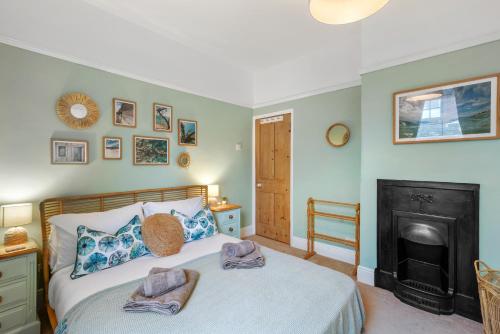 a bedroom with a bed and a fireplace at 3-Bedroom Stylish & Spacious Townhouse, Perfect for Groups and Family, Sleeps 6 with Free On-Street Parking Permit, Southsea - WORK CONTRACTORS OFFER AVAILABLE! - by Blue Puffin Stays in Portsmouth