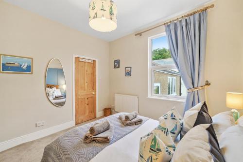 uma sala de estar com um sofá e uma janela em 3 - Bed Spacious Luxury Townhouse, Great for Contractors & Groups l Sleeps 6 with Free Parking - Blue Puffin Stays em Portsmouth