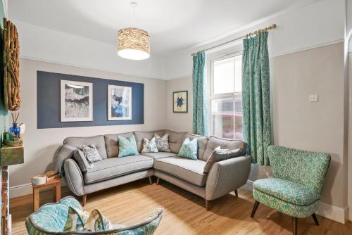 Posezení v ubytování 3-Bedroom Stylish & Spacious Townhouse, Perfect for Groups and Family, Sleeps 6 with Free On-Street Parking Permit, Southsea - WORK CONTRACTORS OFFER AVAILABLE! - by Blue Puffin Stays