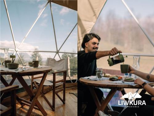 um homem sentado à mesa a beber de uma caneca em Agroglamping REFUGIO LIWKURA em Caburgua