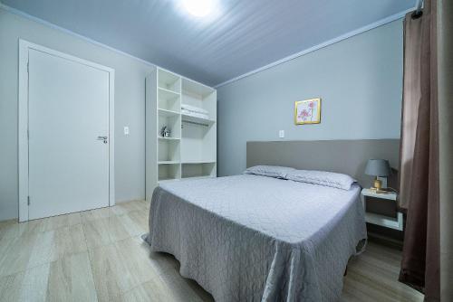 A bed or beds in a room at 022 - Lindo Residencial com Piscina e Jacuzzi em Bombas