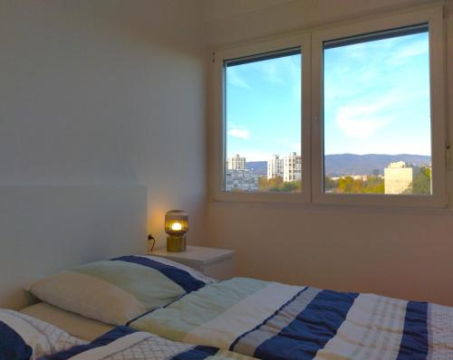 um quarto com uma cama e uma janela com vista em 2 Bedroom Apartment Lili em Zagreb