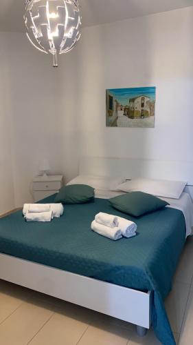 a bedroom with a bed with towels on it at Casa Marsilla in Marzamemi