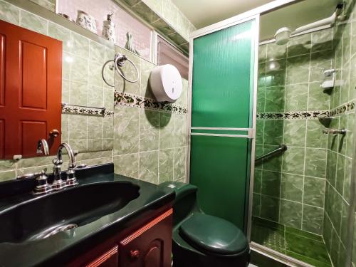 a bathroom with a sink and a glass shower at Precioso apartamento cerca del Aeropuerto de Bogta in Bogotá