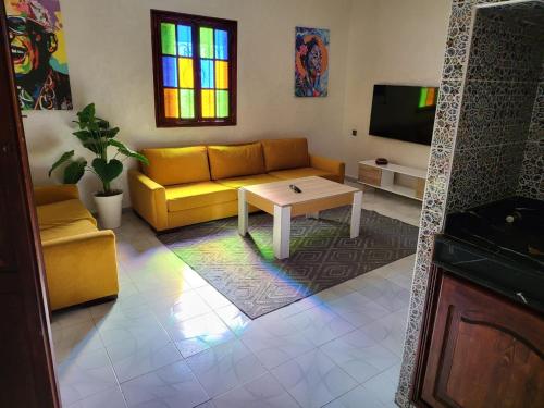 TV a/nebo společenská místnost v ubytování Akwaba lodge