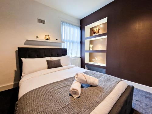 a bedroom with a bed with a hat on it at Cosy modern 1 Bedroom apartment! in Liverpool