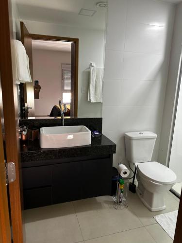 a bathroom with a sink and a toilet at Apartamento mobiliado a 500m do Goiânia Shopping in Goiânia