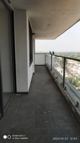 - Balcón de un edificio con vistas a la ciudad en Shubh Antilia, en Ahmedabad