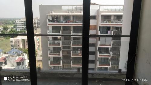 una vista desde la ventana de un edificio en Shubh Antilia, en Ahmedabad