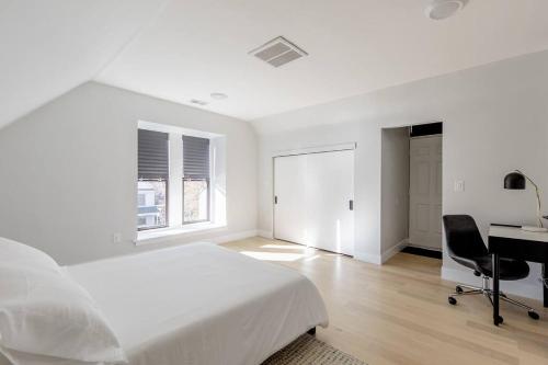 een witte slaapkamer met een bed en een bureau bij Denver Haven with Rocky Mountain Views in Denver