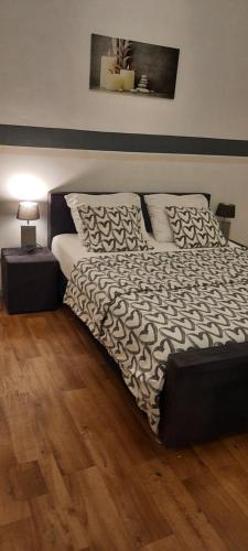 Un pat sau paturi într-o cameră la Super appartement près des commodités