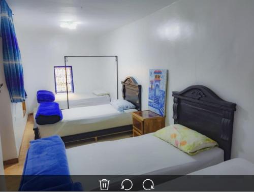 Un dormitorio con 2 camas y una almohada azul. en Blue Medina Chefchaouen, en Chefchaouen