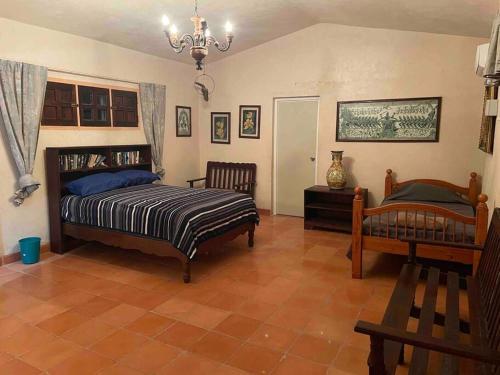 - une chambre avec un lit et un lustre dans l'établissement Mex’ s House, à Pisté