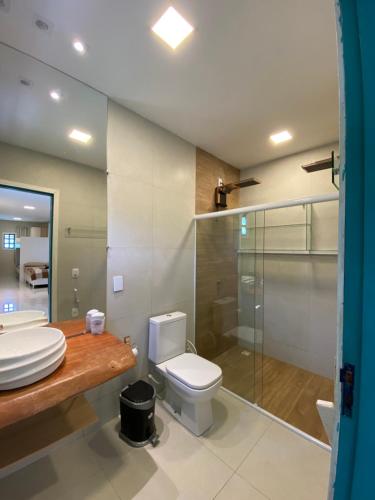 a bathroom with a toilet and a sink and a shower at Sítio Casa Vida Nova in Itacaré
