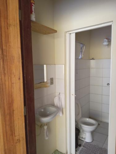 a bathroom with a toilet and a sink at Casa Repousar in Lençóis