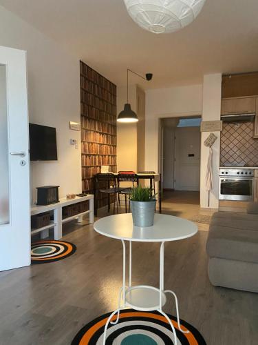 - un salon avec une table et un canapé dans l'établissement Gyöngy Apartman, à Sopron