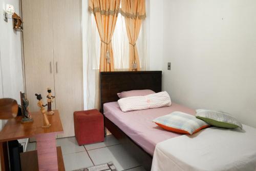 a small bedroom with two beds and a window at Elegante apartamento: Sabaneta Central in Sabaneta