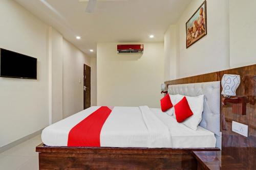 Un pat sau paturi într-o cameră la OYO Flagship LA VISTA INN