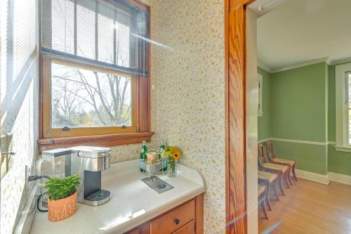 cocina con encimera, ventana y fregadero en Peaceful Retreat Near Downtown Cincinnati, en Blue Ash