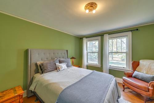 1 dormitorio verde con 1 cama y 1 silla en Peaceful Retreat Near Downtown Cincinnati, en Blue Ash