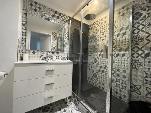 a bathroom with a shower and a sink at Appartement la défense Courbevoie in Courbevoie